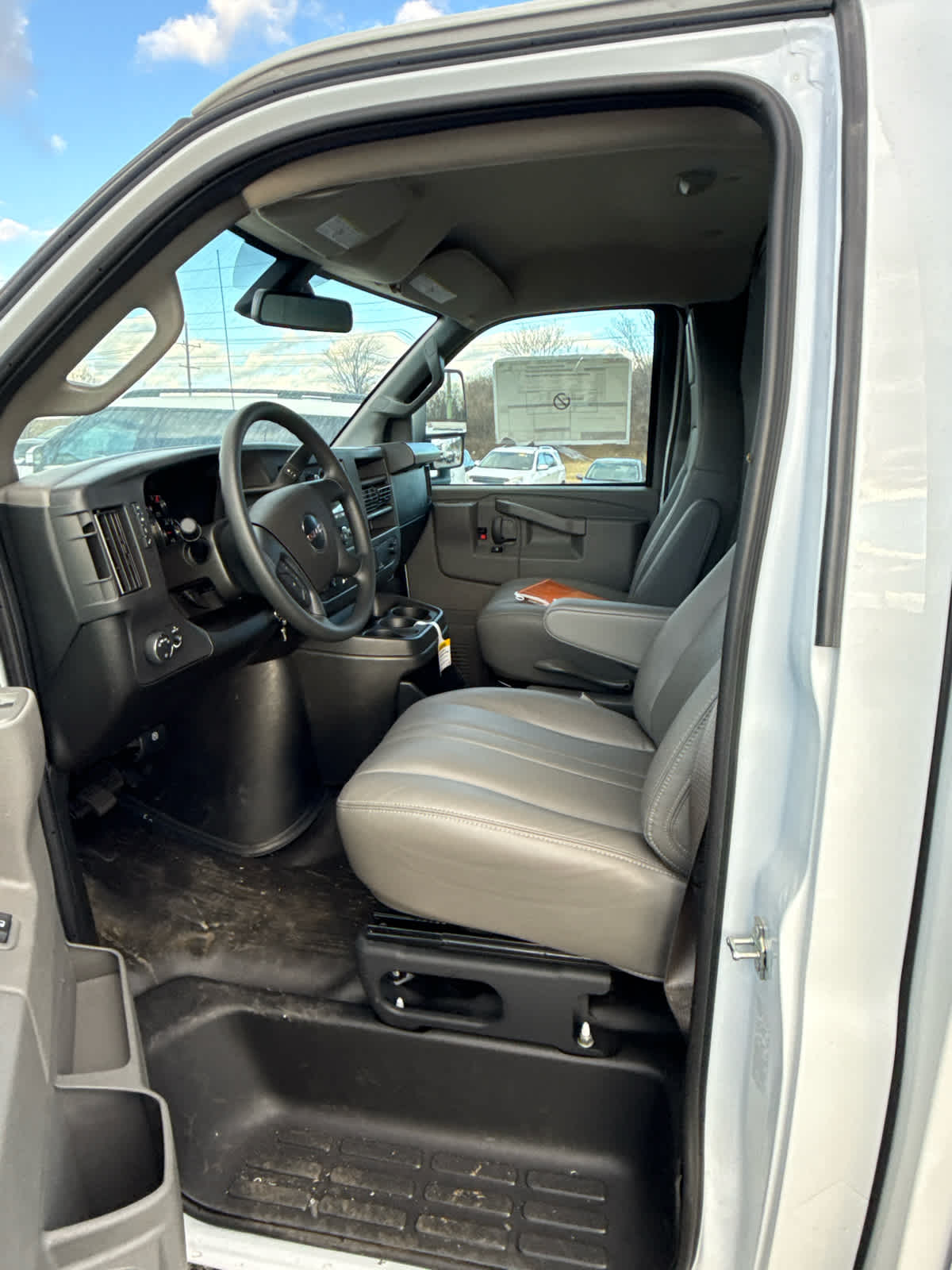 2025 GMC Savana Cutaway 3500 1WT