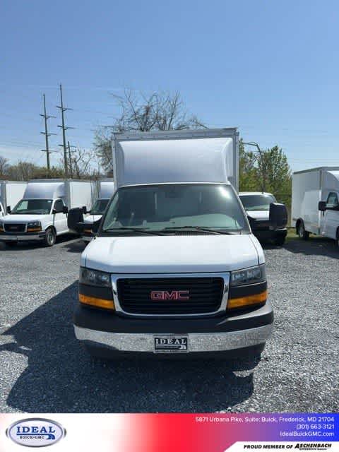 2025 GMC Savana Cutaway 3500 1WT