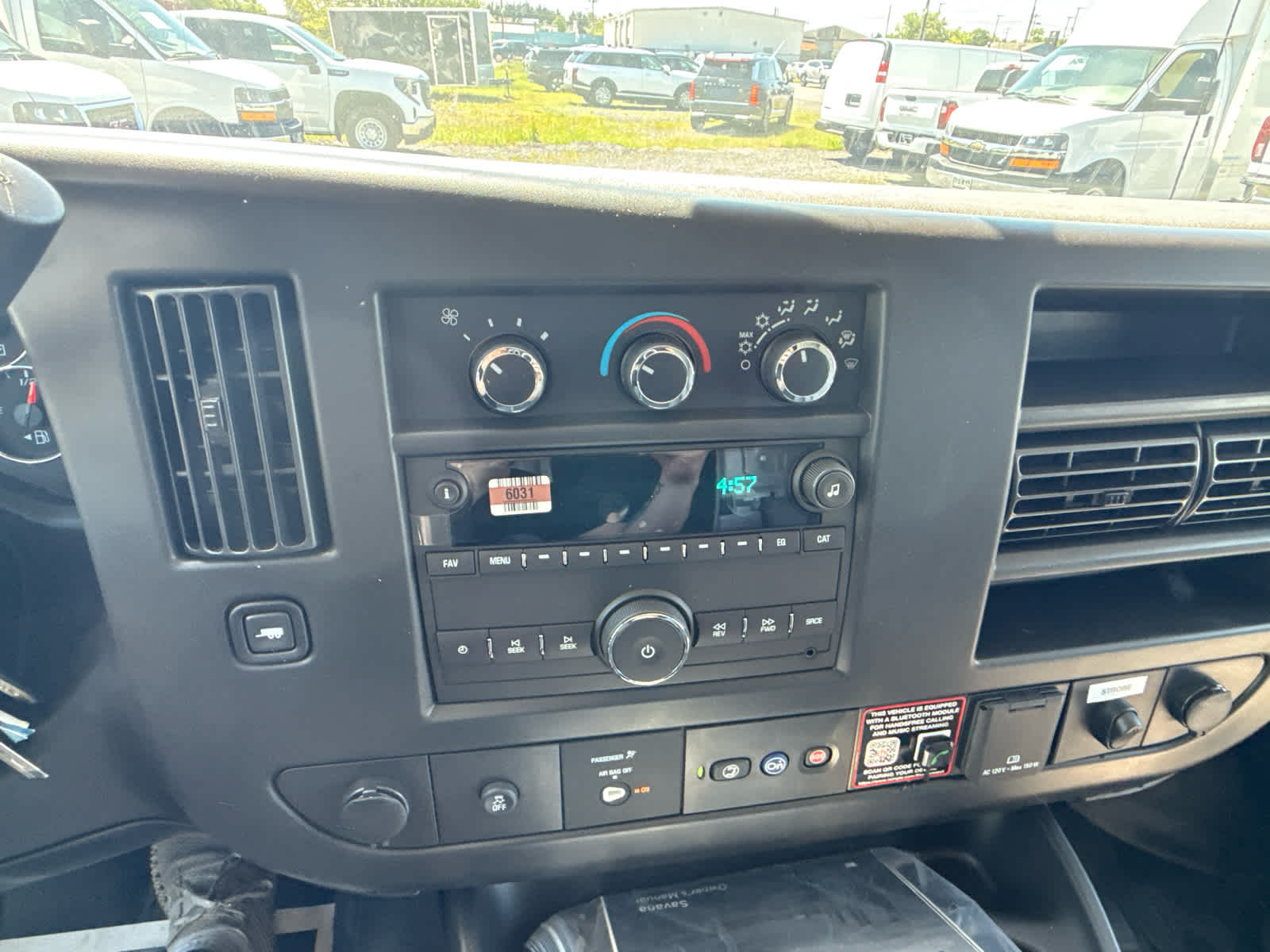 2025 GMC Savana Cutaway 3500 1WT