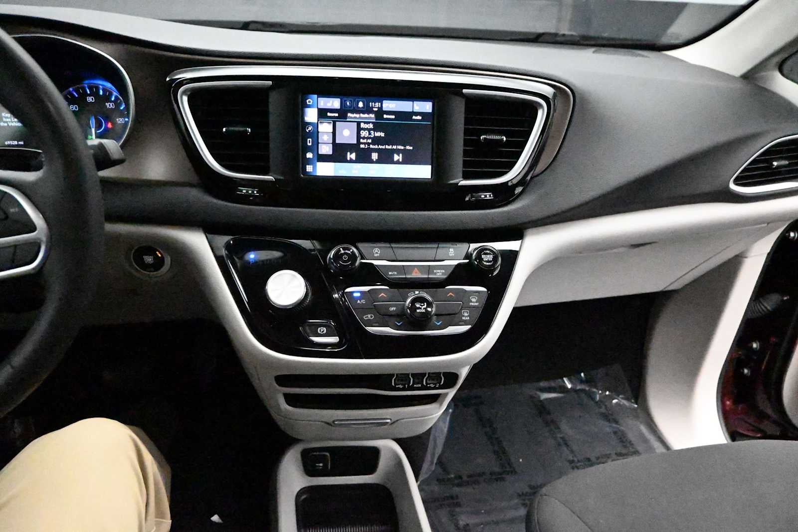 2023 Chrysler Voyager LX