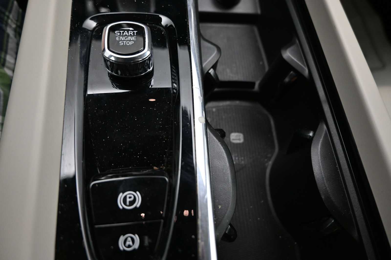 2024 Volvo S60 Plus Dark Theme