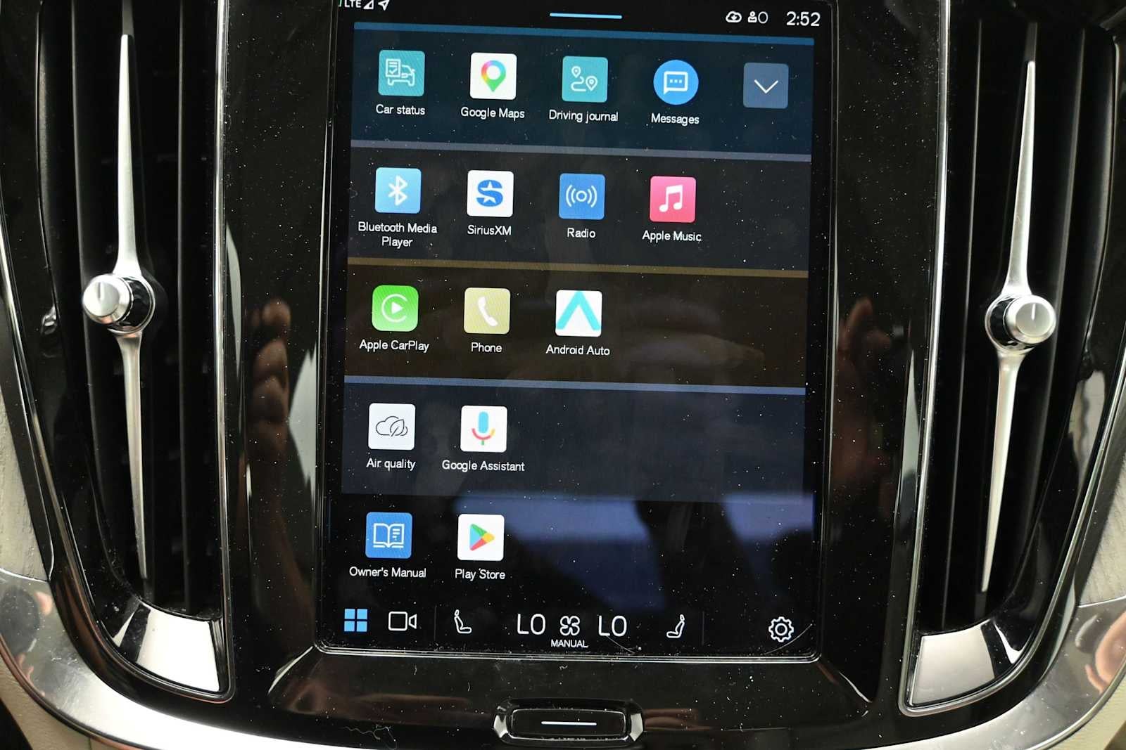 2024 Volvo S60 Plus Dark Theme
