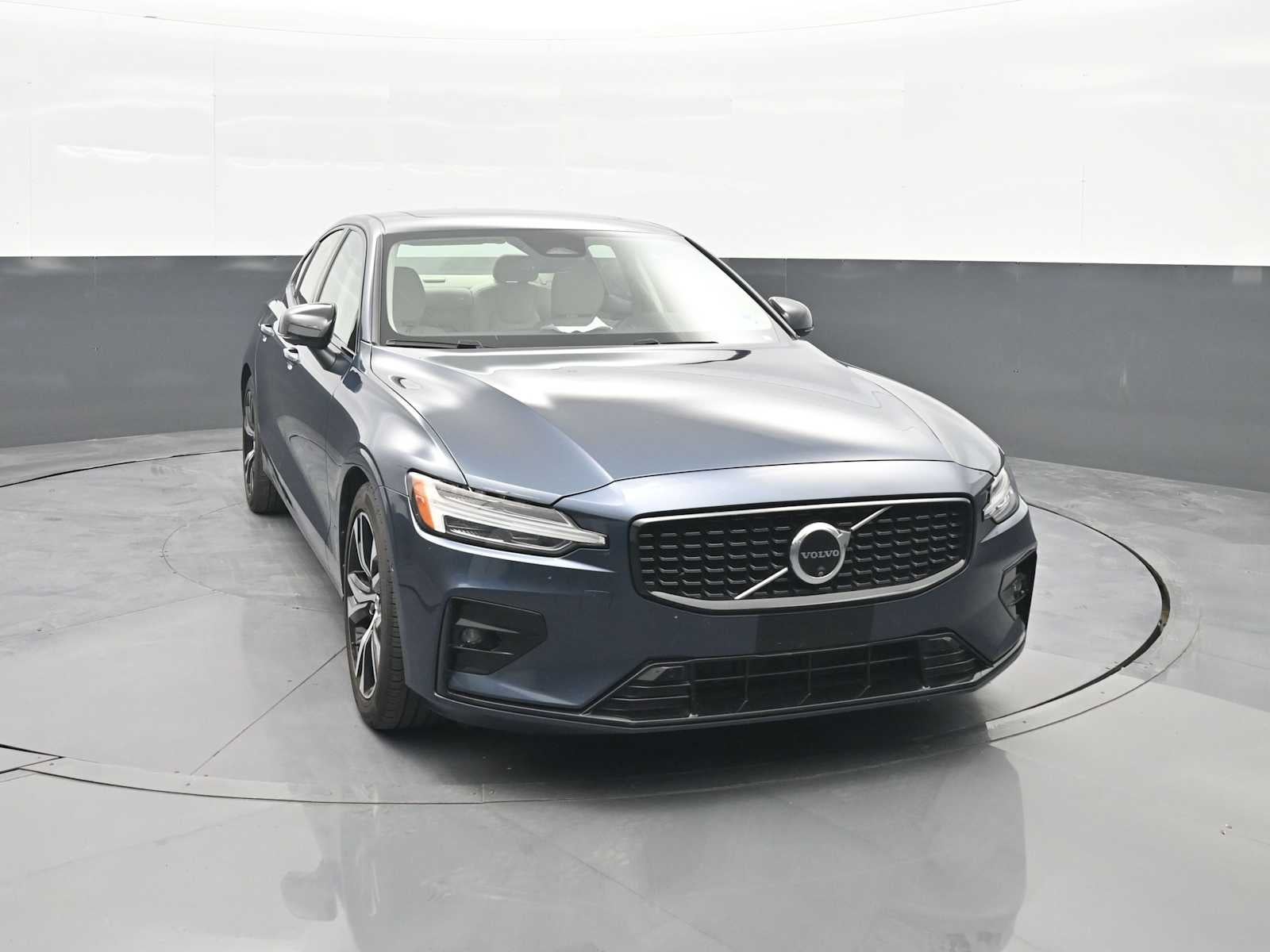 2024 Volvo S60 Plus Dark Theme