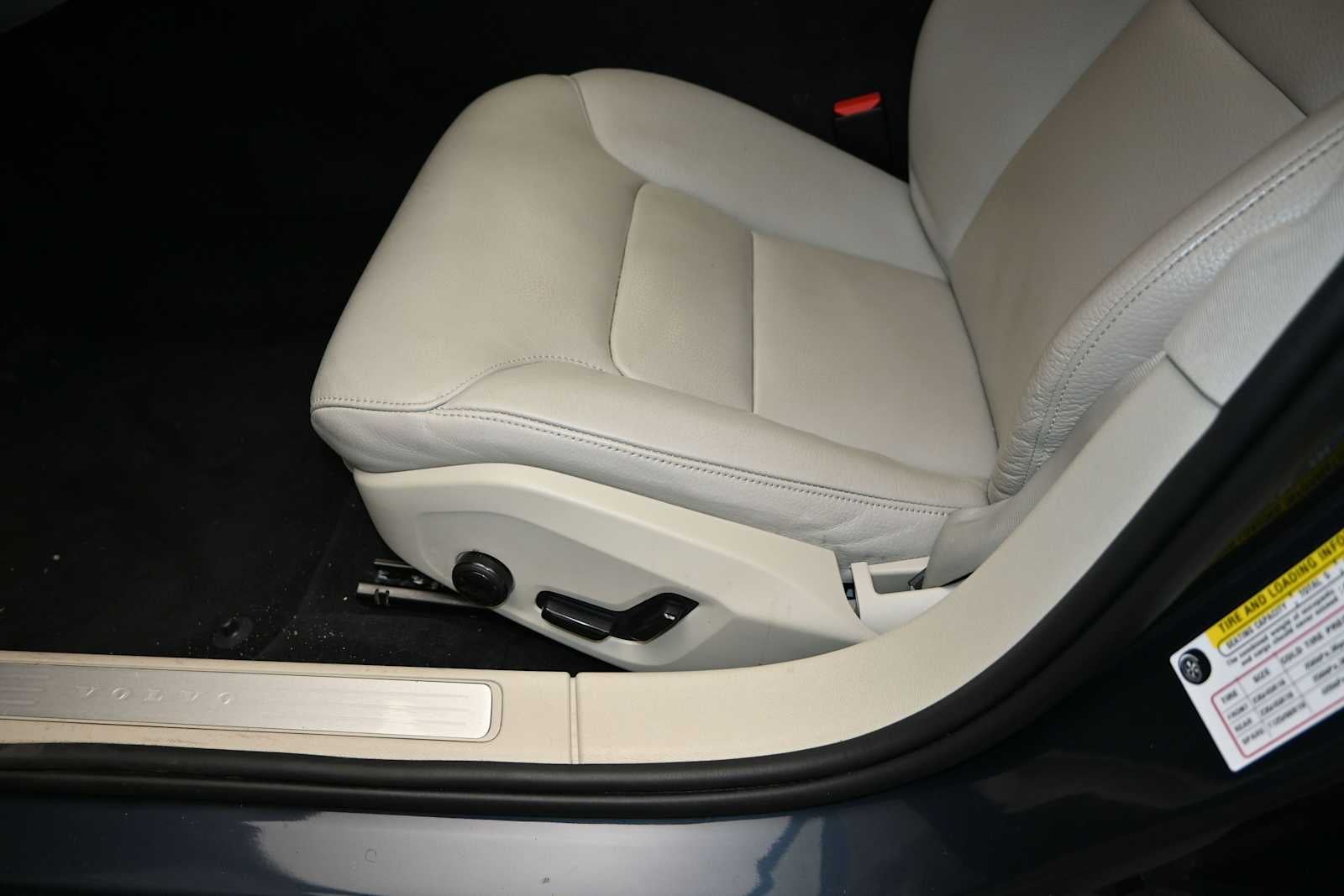 2024 Volvo S60 Plus Dark Theme