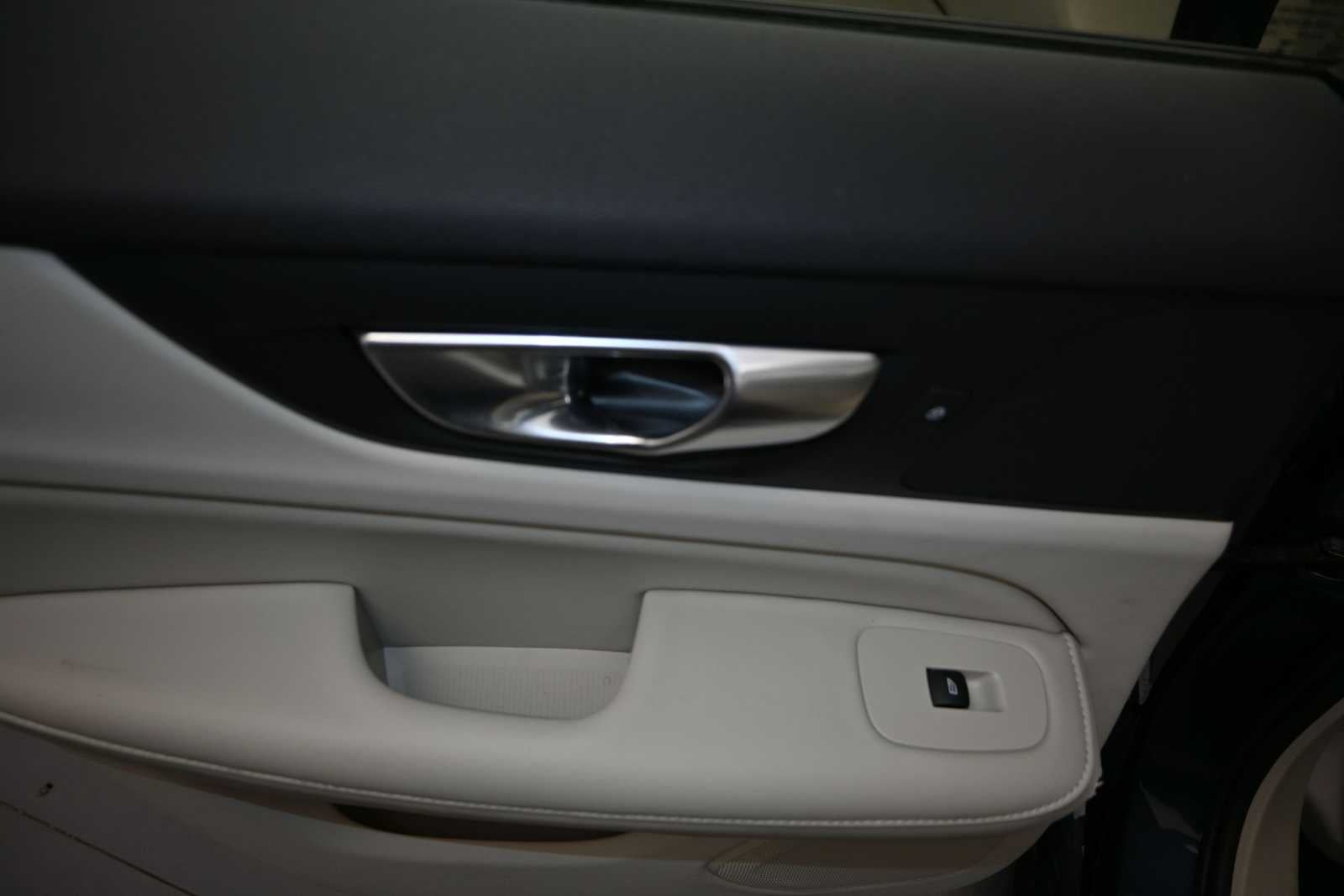 2024 Volvo S60 Plus Dark Theme
