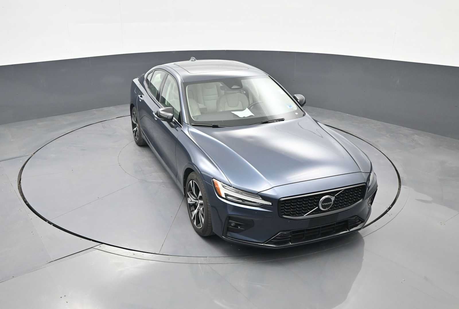 2024 Volvo S60 Plus Dark Theme