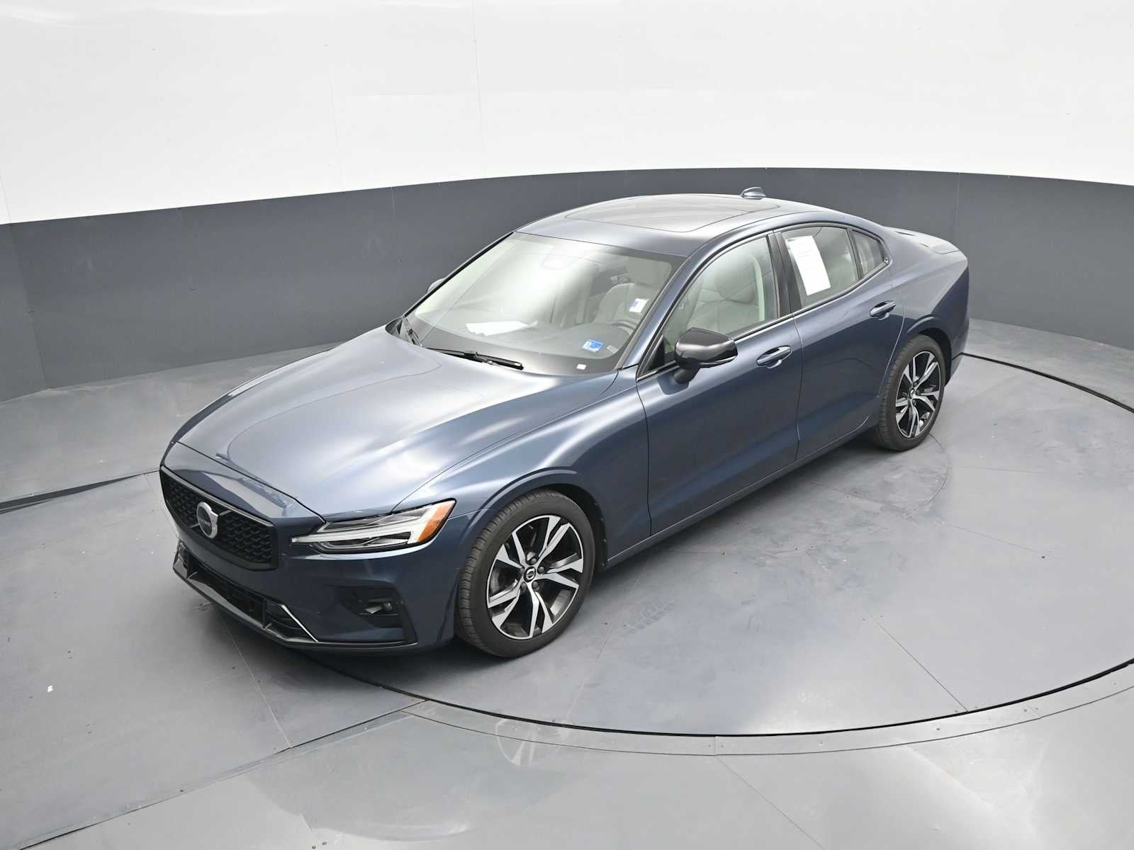 2024 Volvo S60 Plus Dark Theme