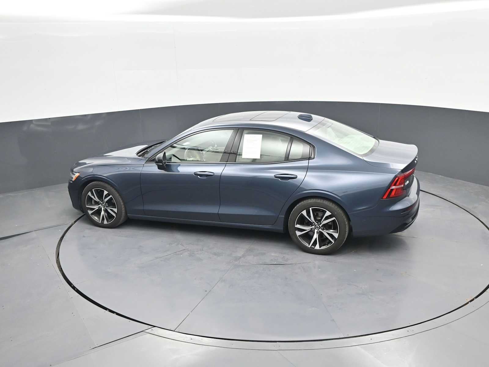 2024 Volvo S60 Plus Dark Theme