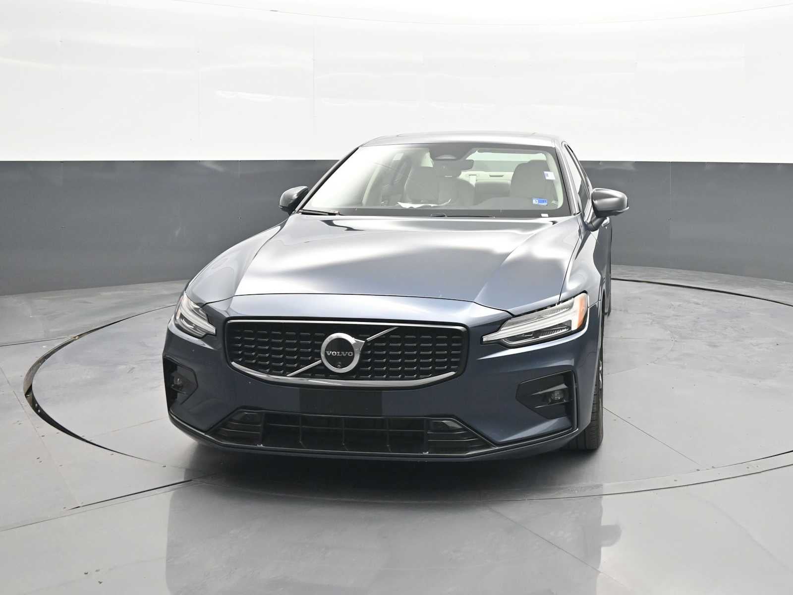 2024 Volvo S60 Plus Dark Theme