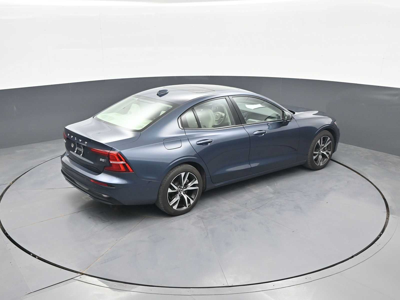 2024 Volvo S60 Plus Dark Theme