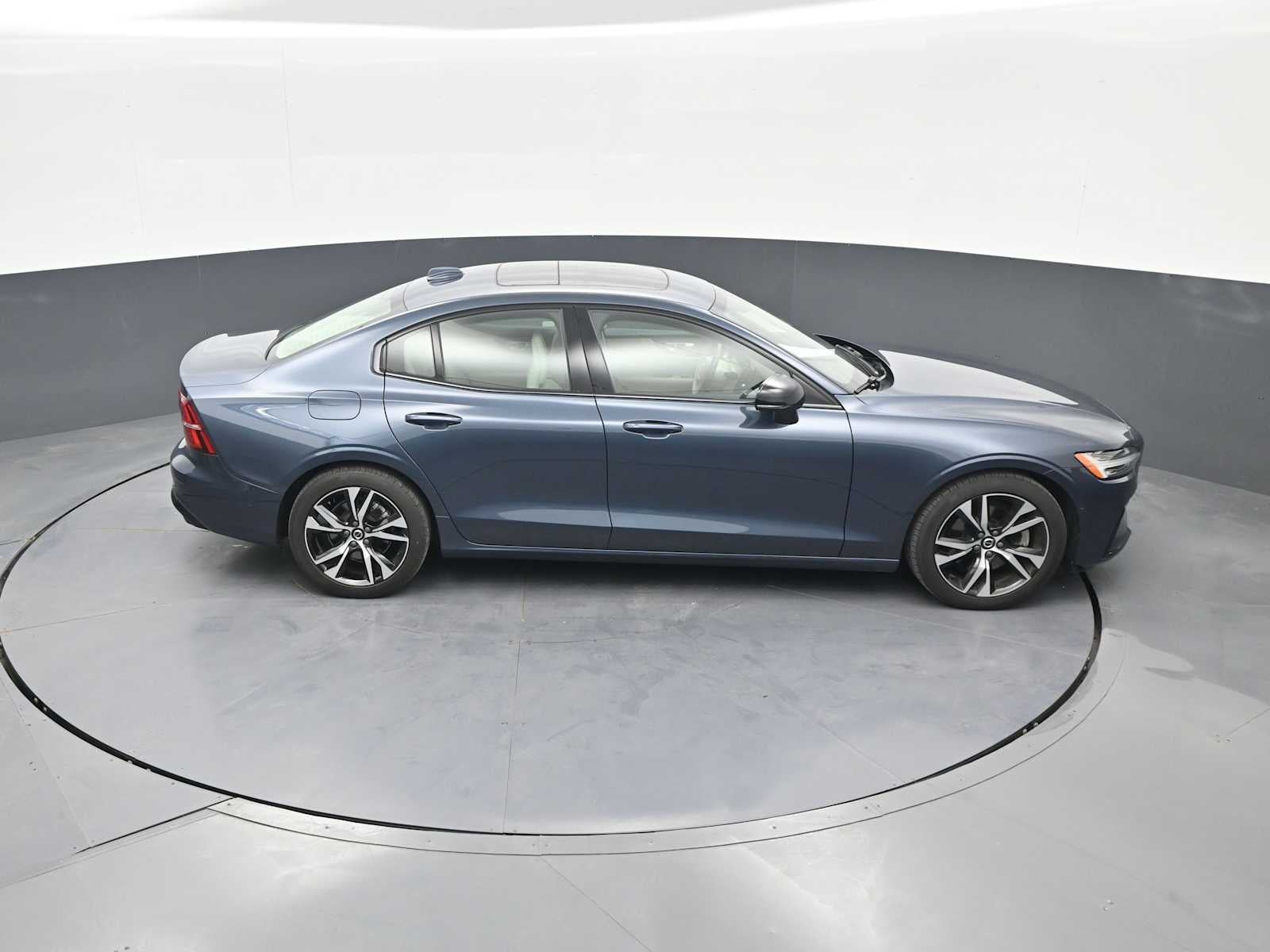 2024 Volvo S60 Plus Dark Theme