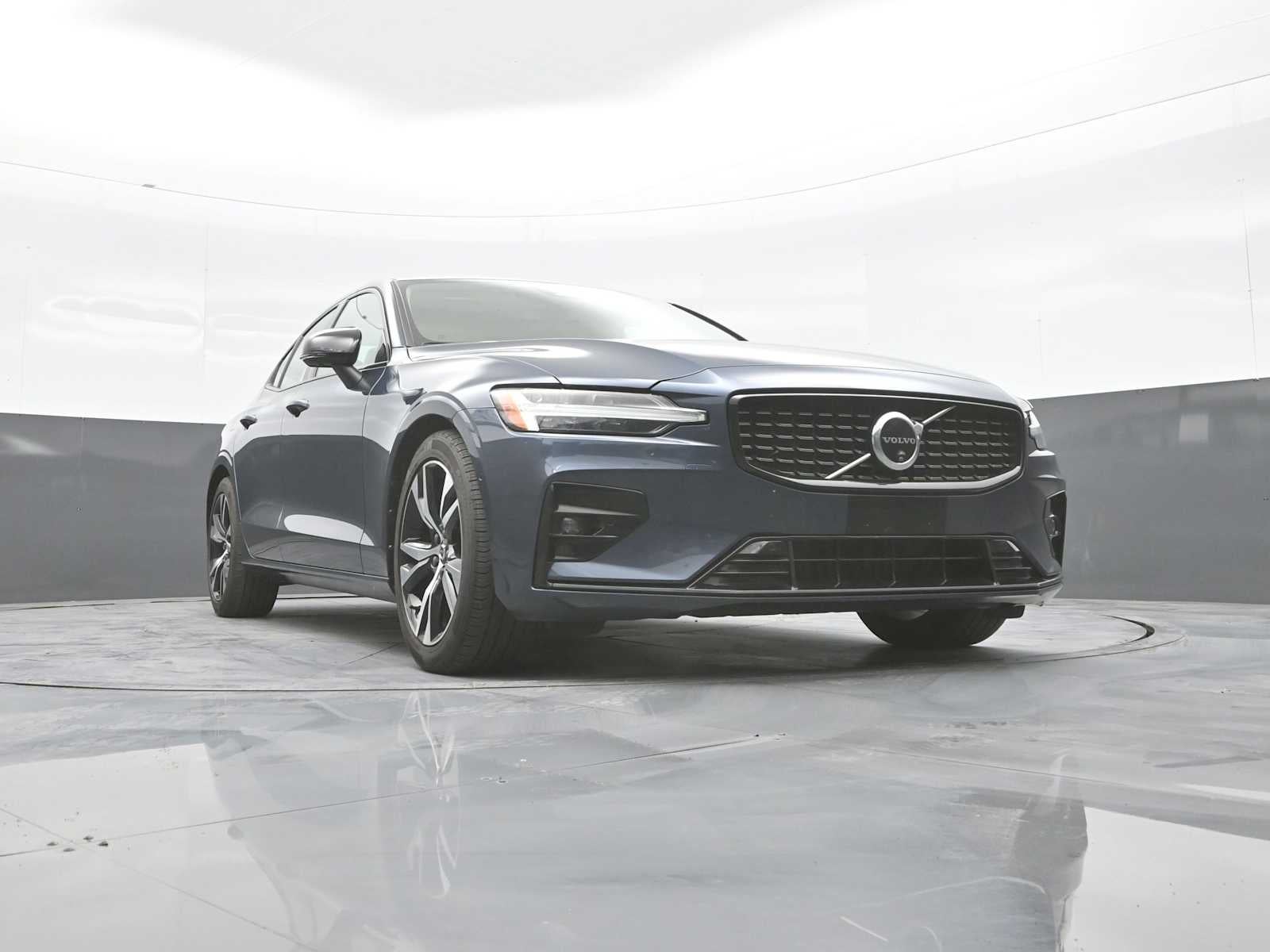 2024 Volvo S60 Plus Dark Theme