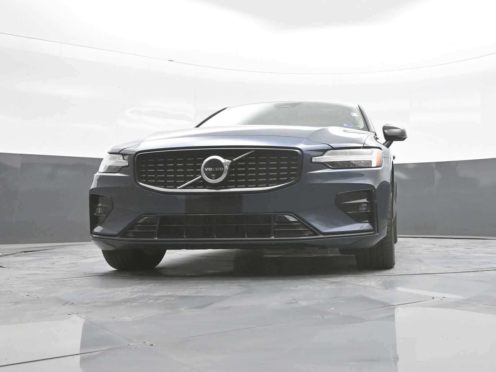 2024 Volvo S60 Plus Dark Theme