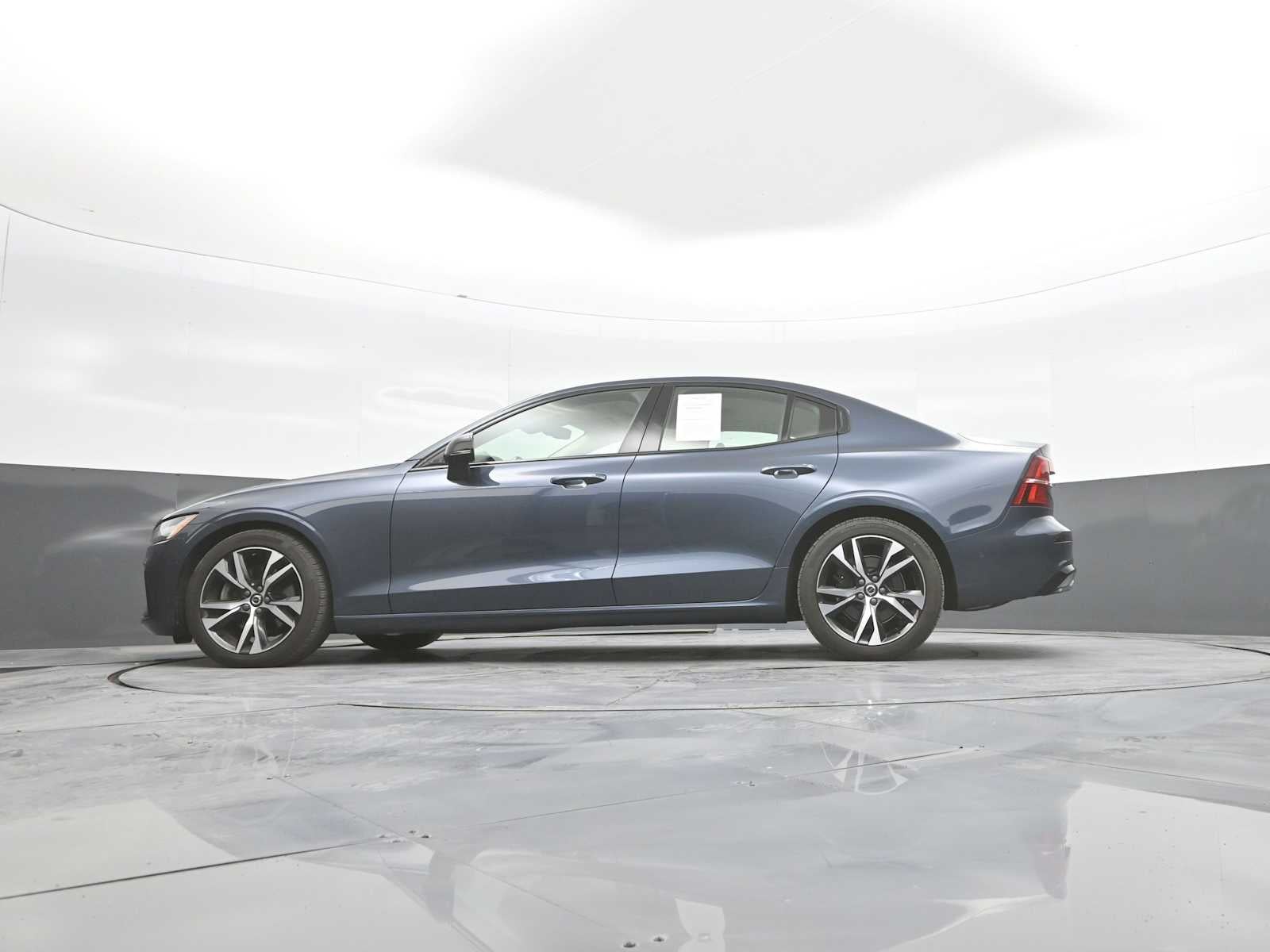 2024 Volvo S60 Plus Dark Theme