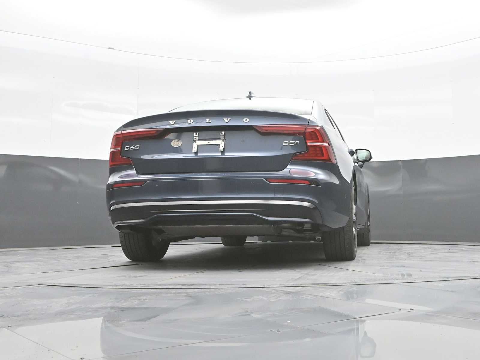 2024 Volvo S60 Plus Dark Theme