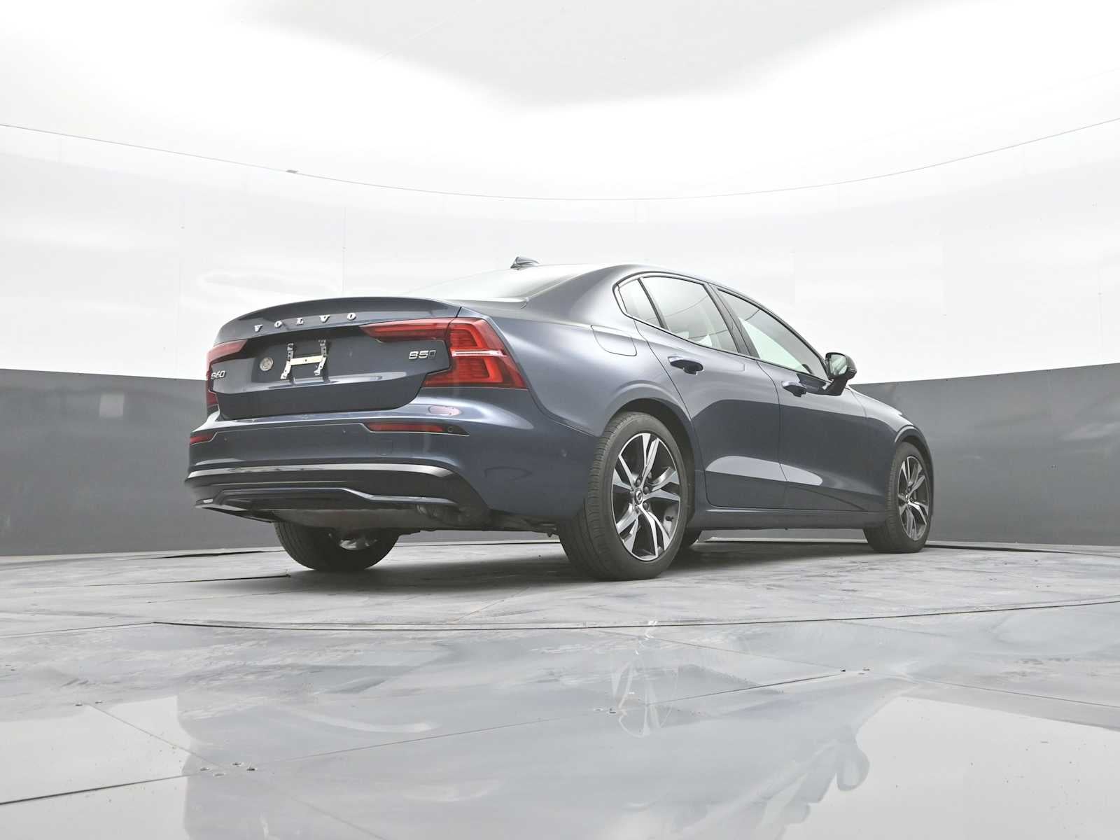 2024 Volvo S60 Plus Dark Theme