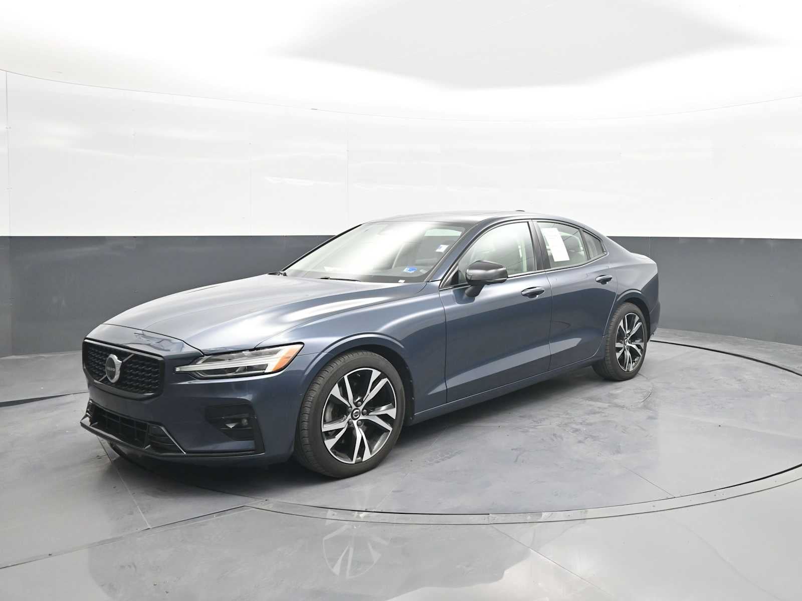 2024 Volvo S60 Plus Dark Theme