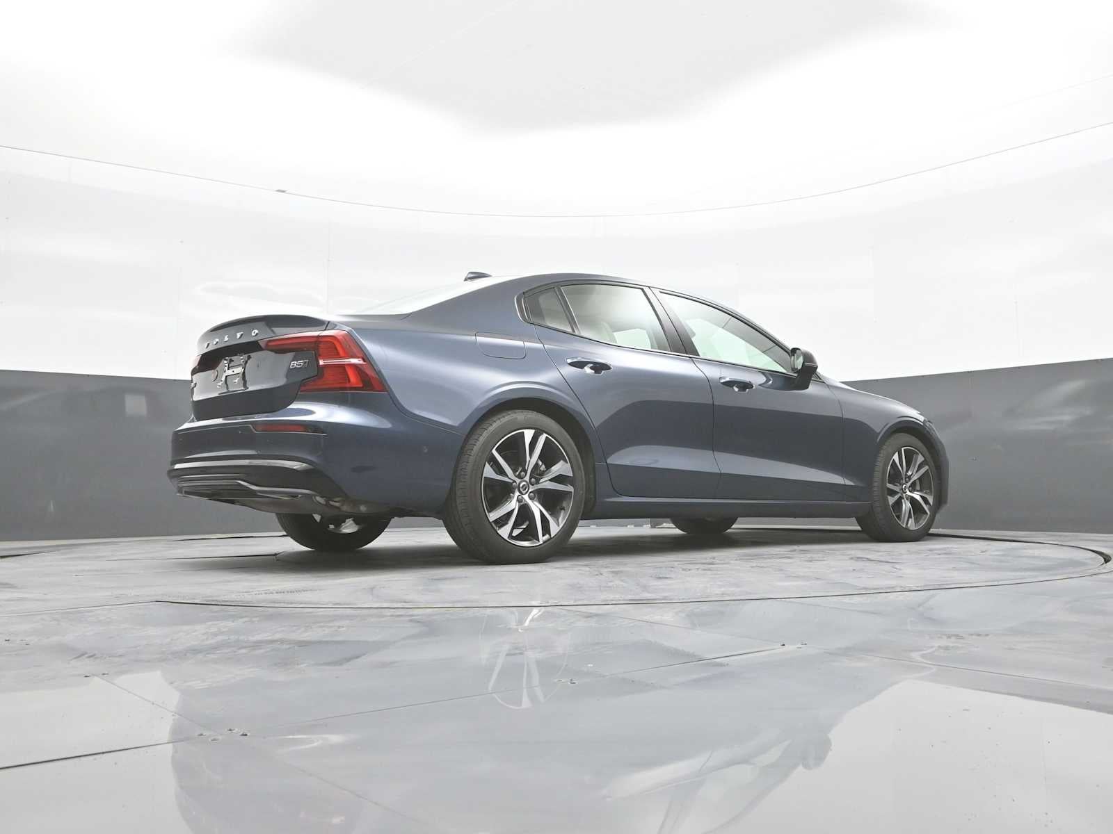 2024 Volvo S60 Plus Dark Theme