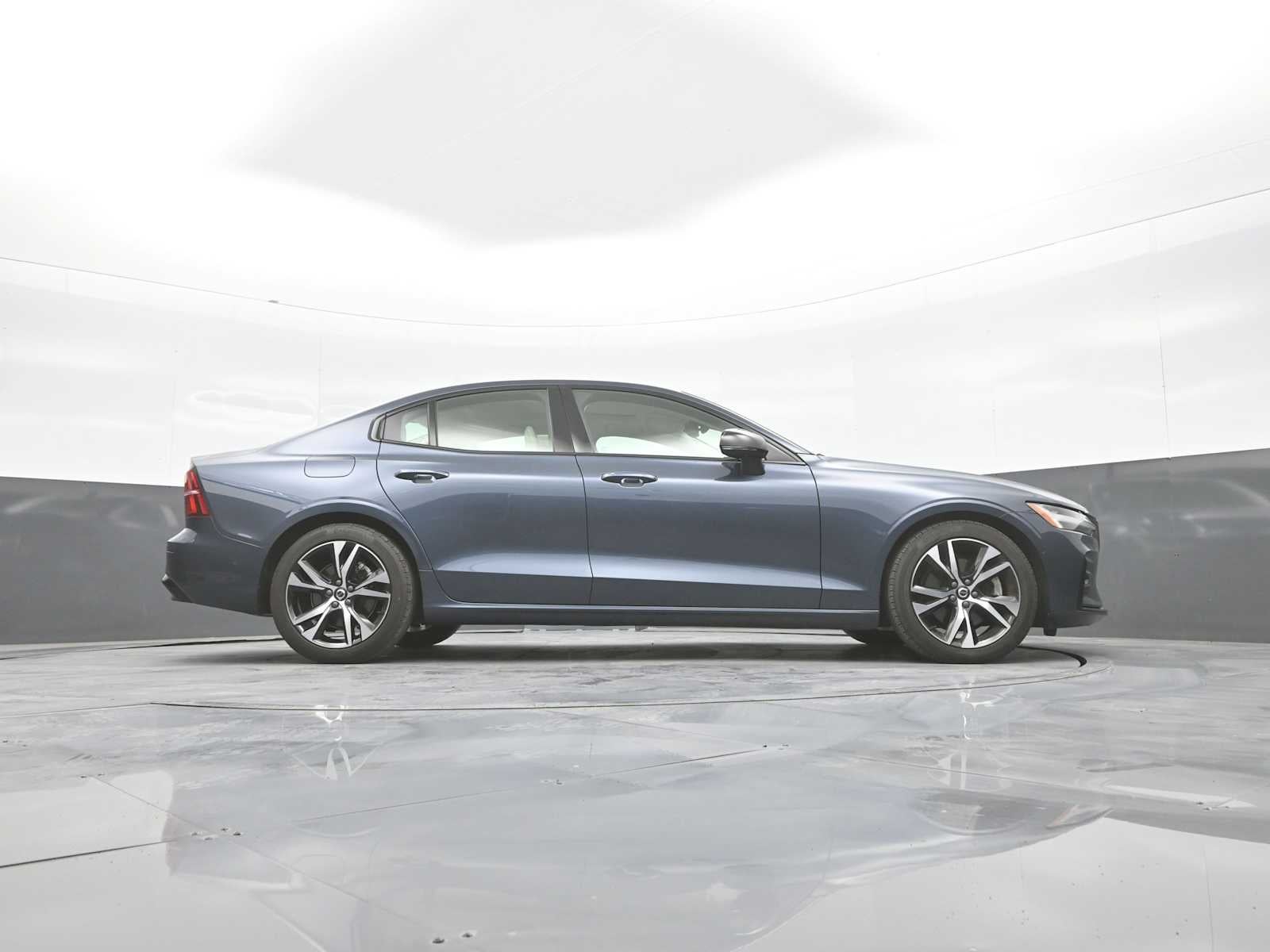 2024 Volvo S60 Plus Dark Theme