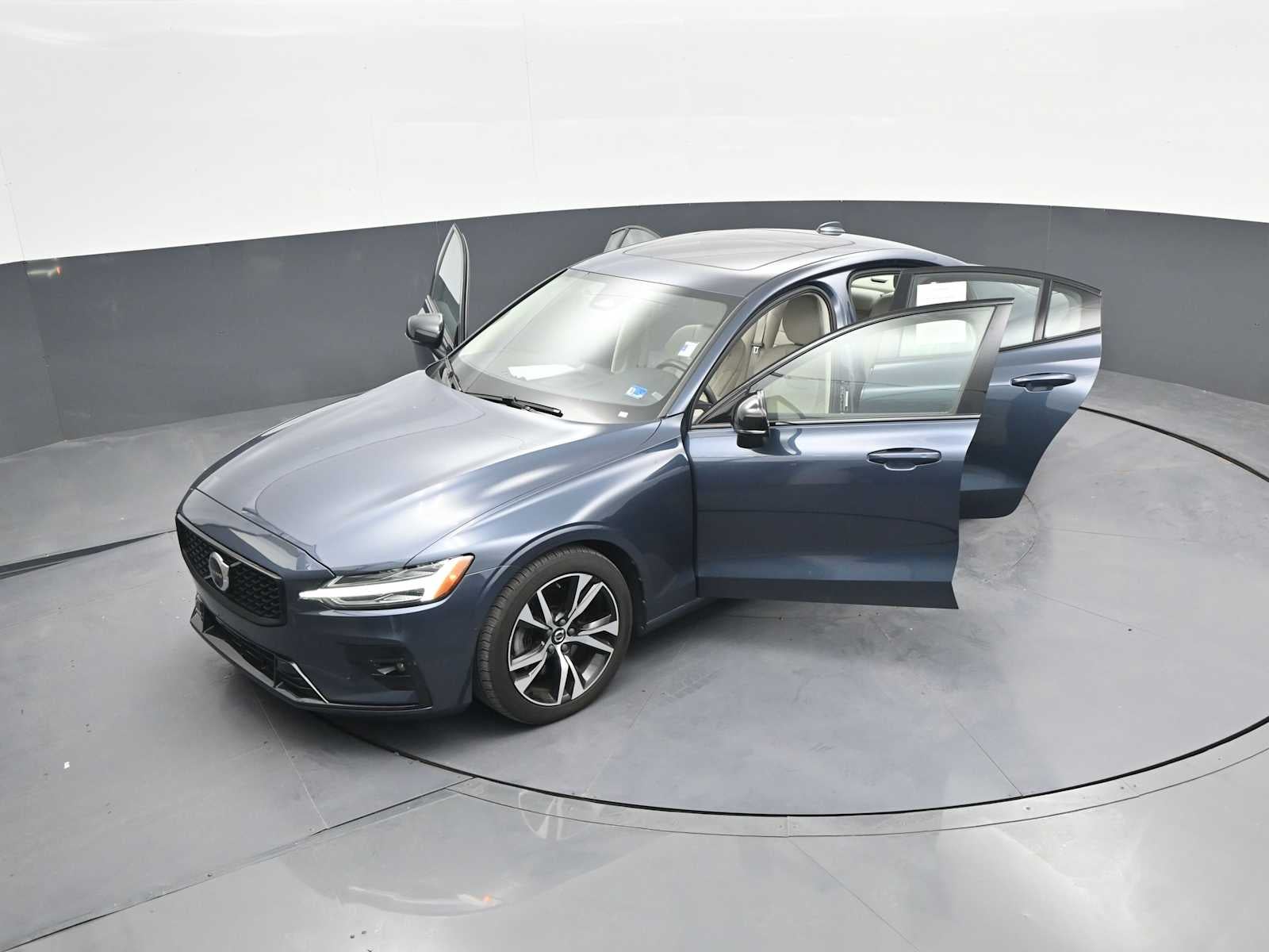 2024 Volvo S60 Plus Dark Theme