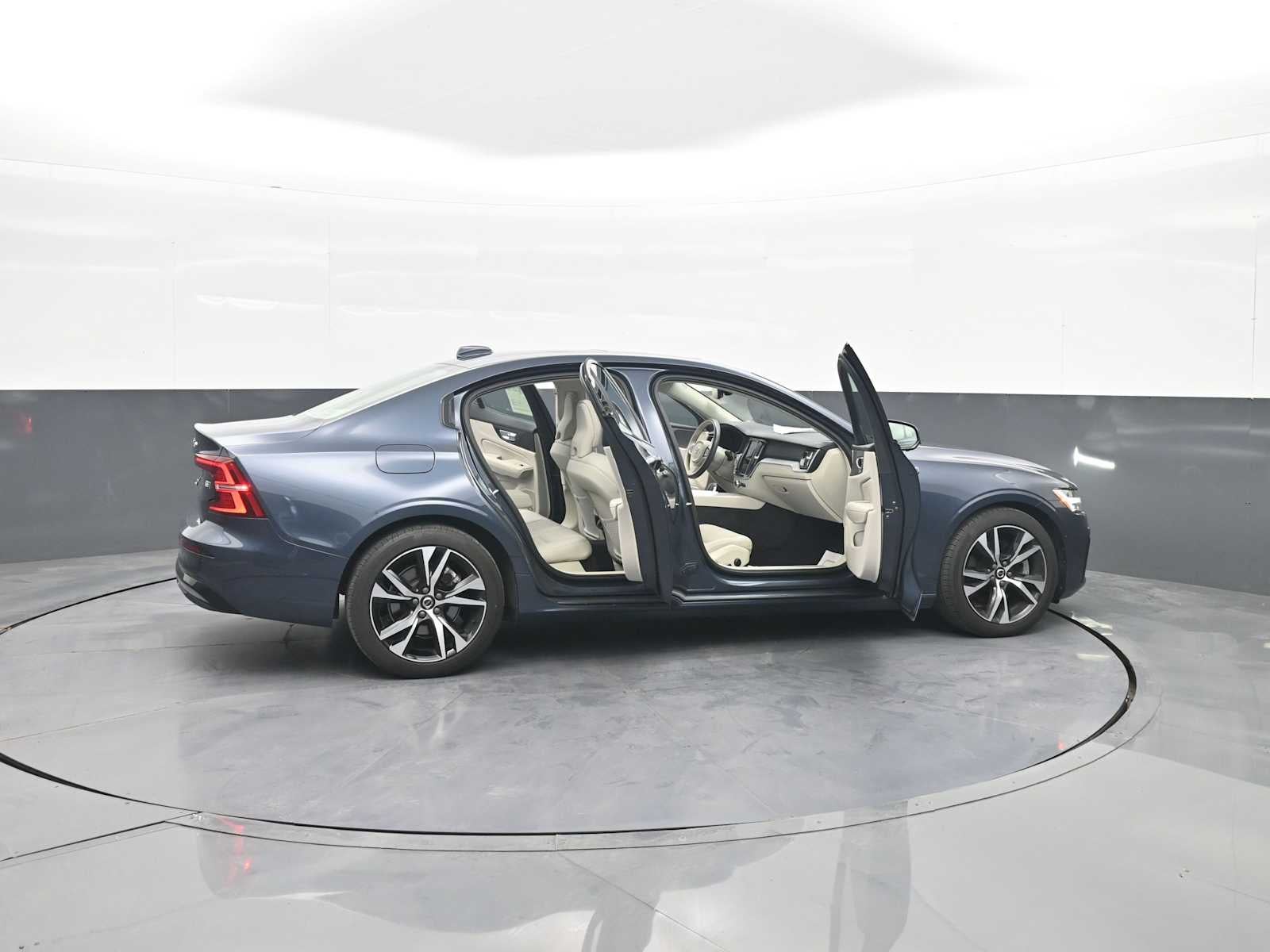 2024 Volvo S60 Plus Dark Theme