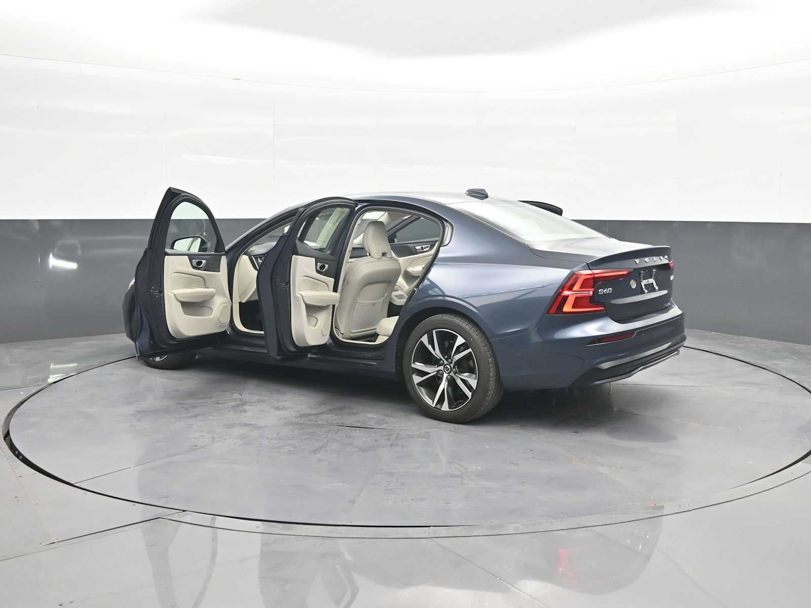2024 Volvo S60 Plus Dark Theme
