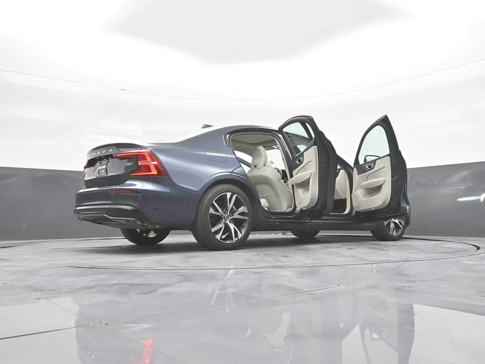 2024 Volvo S60 Plus Dark Theme