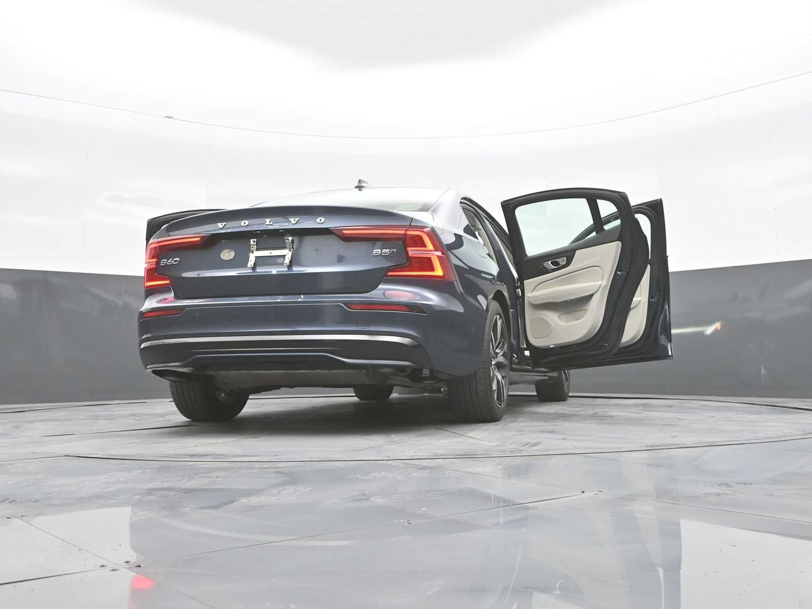 2024 Volvo S60 Plus Dark Theme