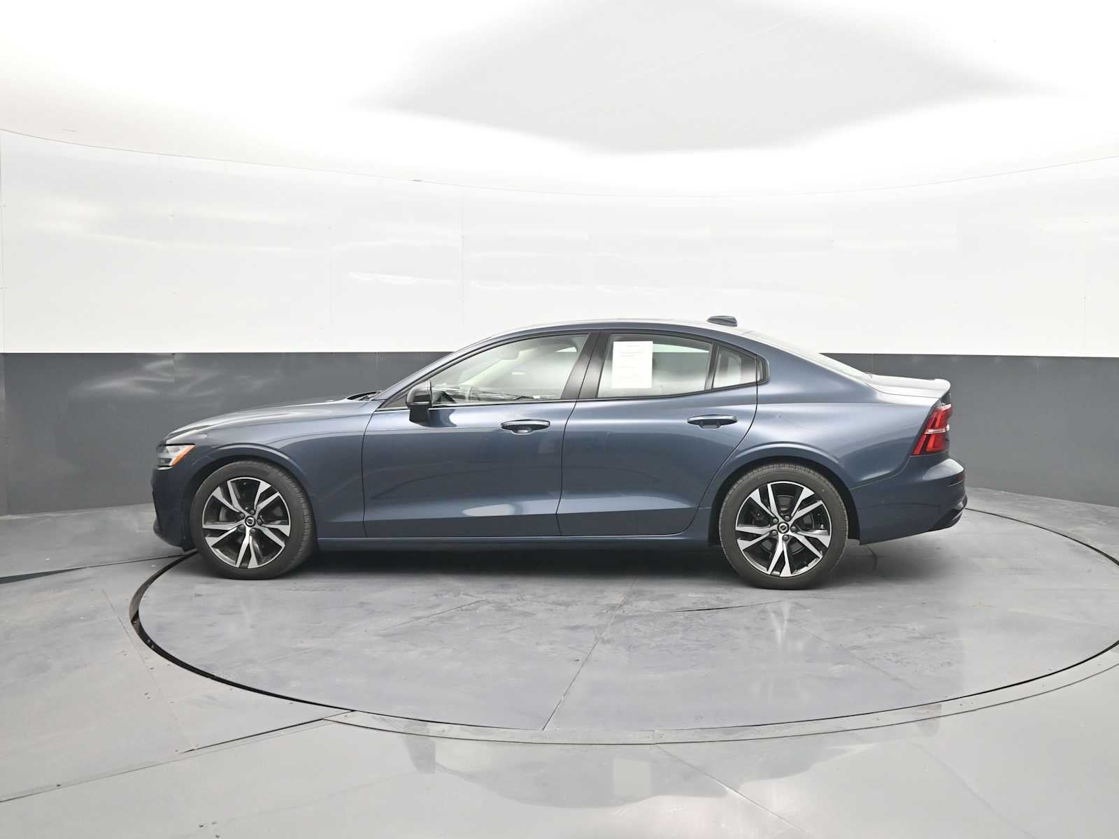 2024 Volvo S60 Plus Dark Theme