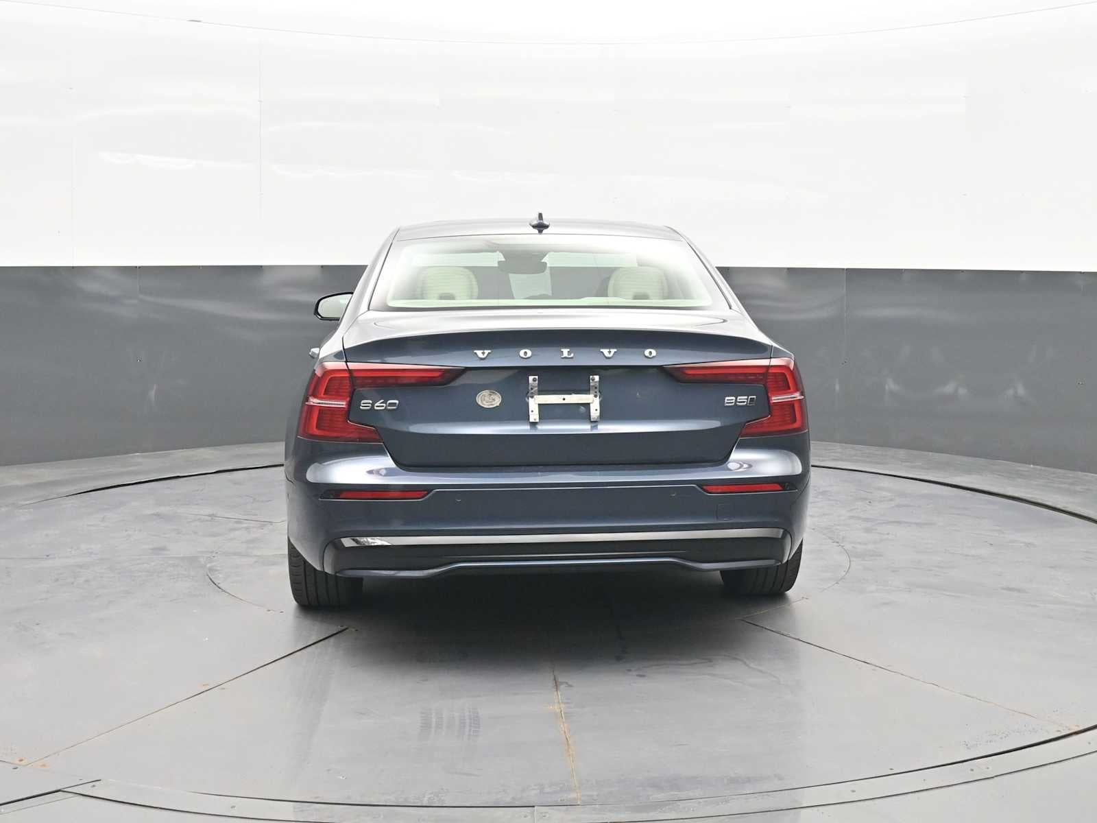 2024 Volvo S60 Plus Dark Theme