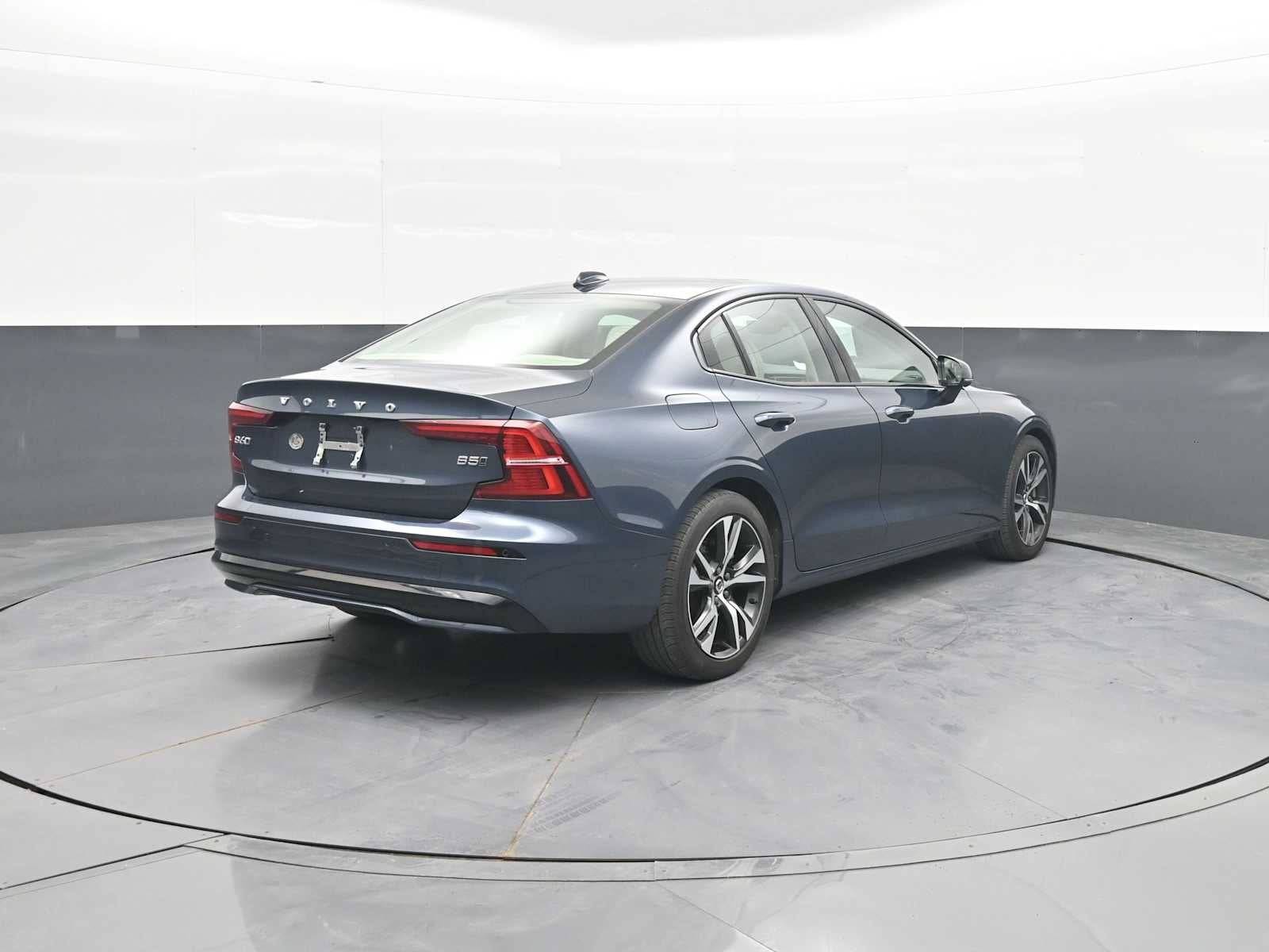 2024 Volvo S60 Plus Dark Theme