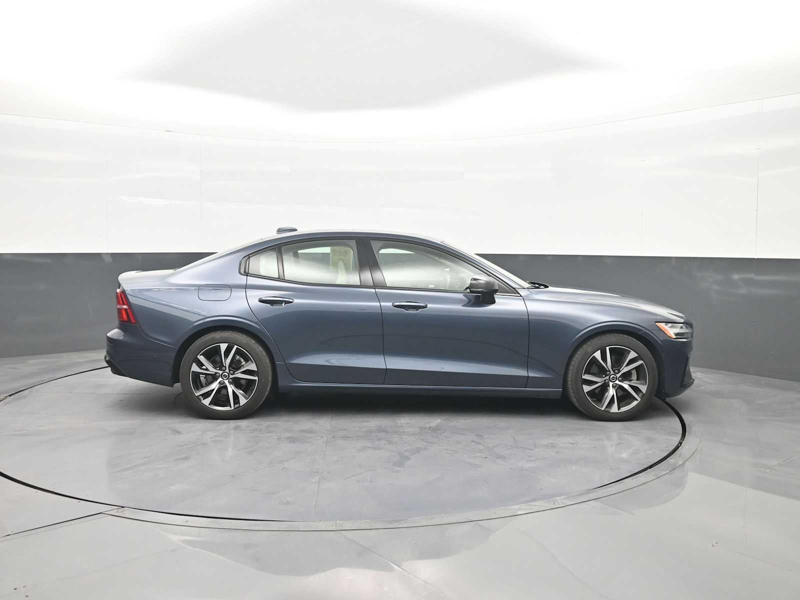 2024 Volvo S60 Plus Dark Theme