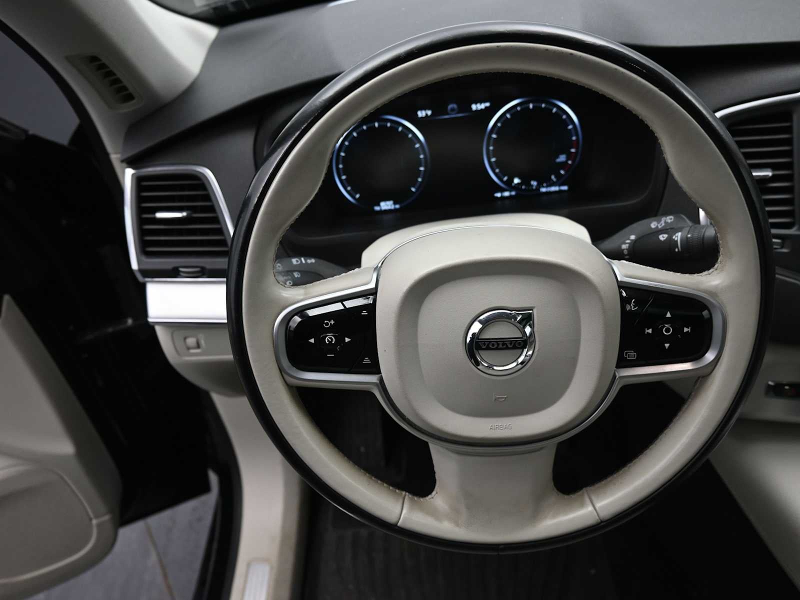 2018 Volvo XC90 Momentum