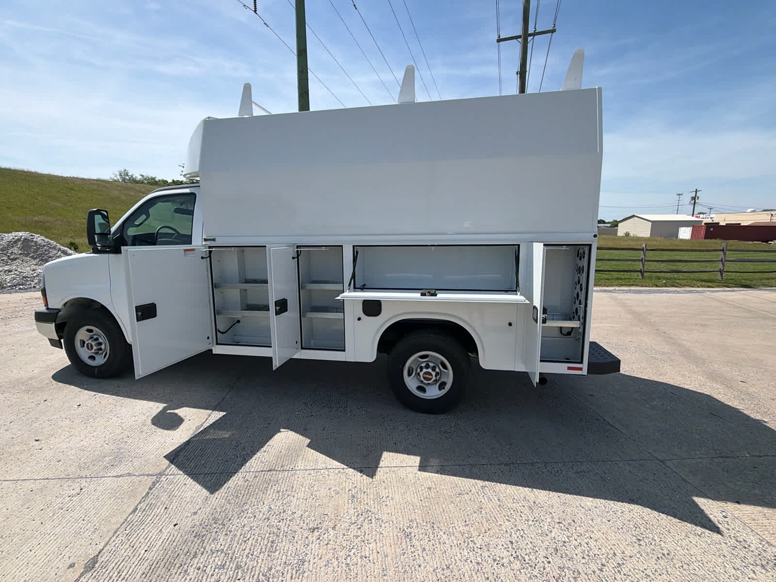 2025 GMC Savana Cutaway 3500 1WT