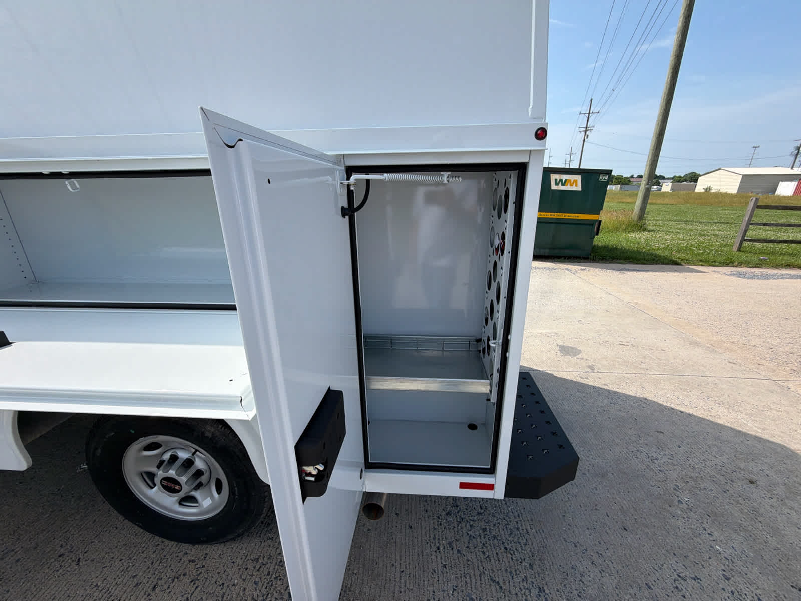 2025 GMC Savana Cutaway 3500 1WT