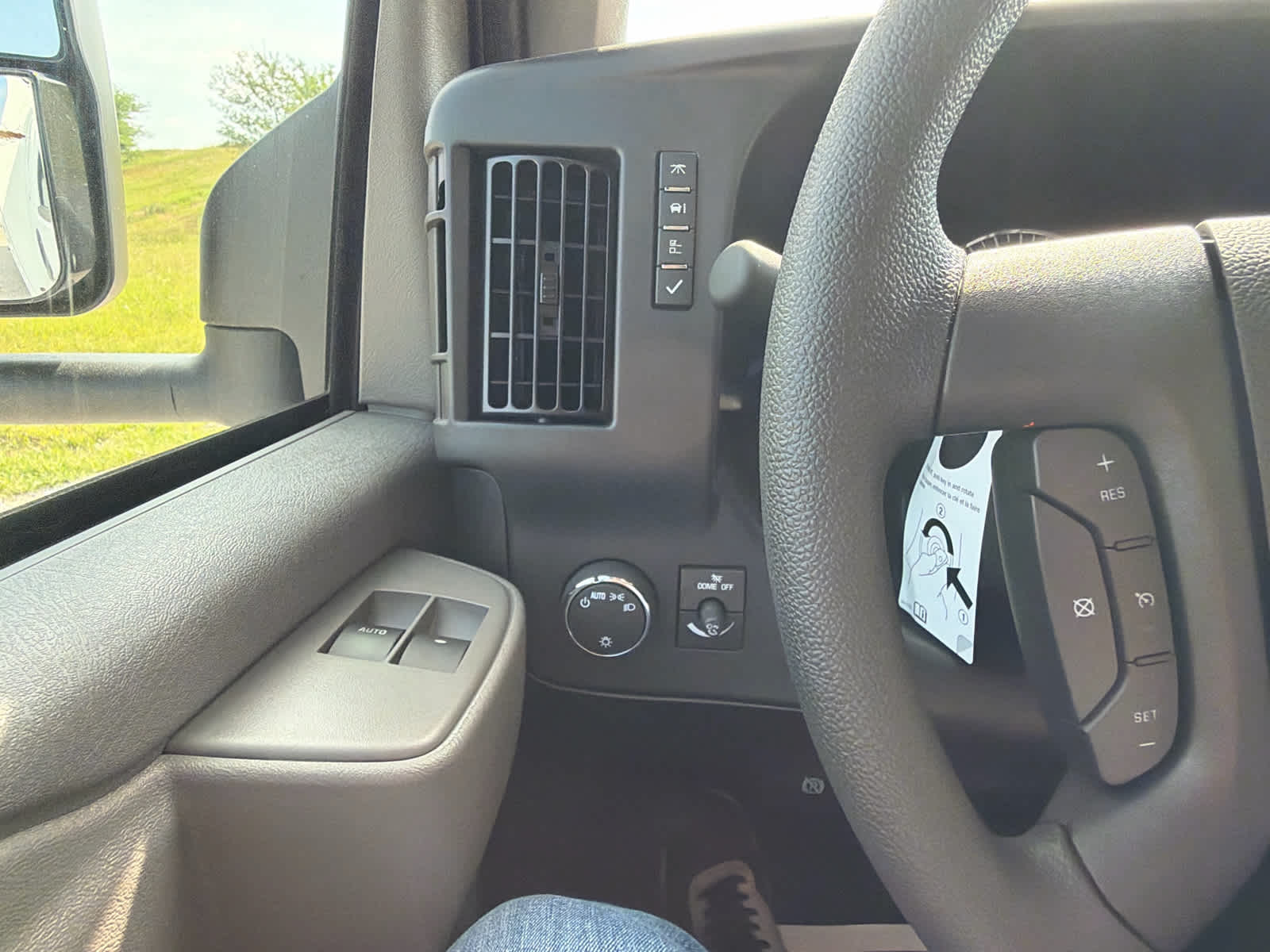 2025 GMC Savana Cutaway 3500 1WT